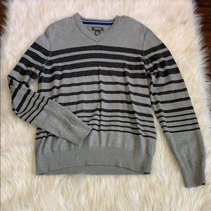 Kenneth Cole Reaction gray v neck long sleeves